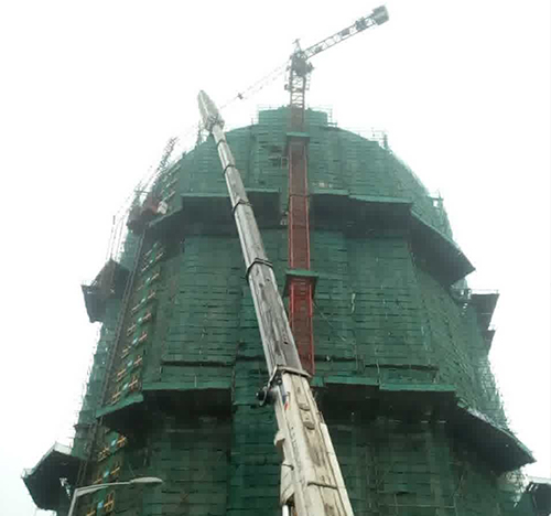 靖宇吊车在工地上作业